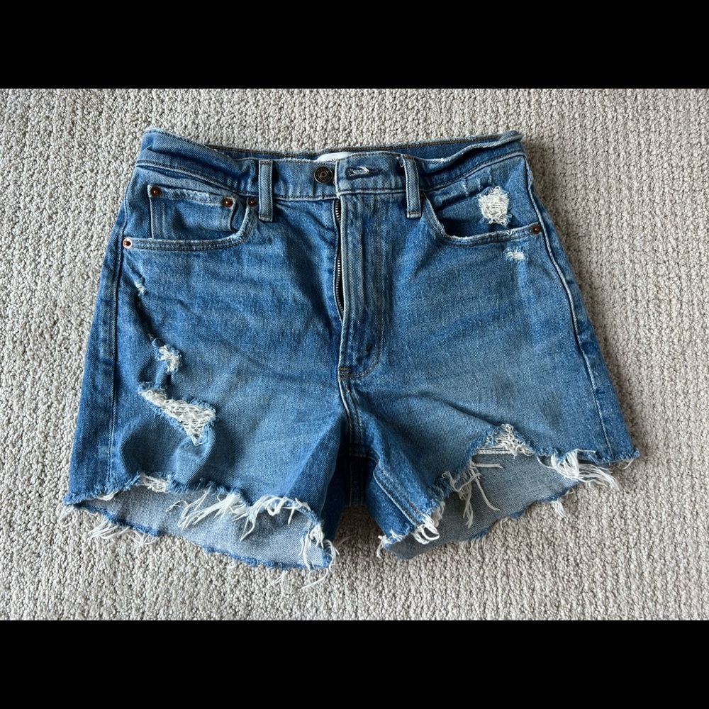 Abercrombie & Fitch 4” The Mom Short High Rise Sz 26